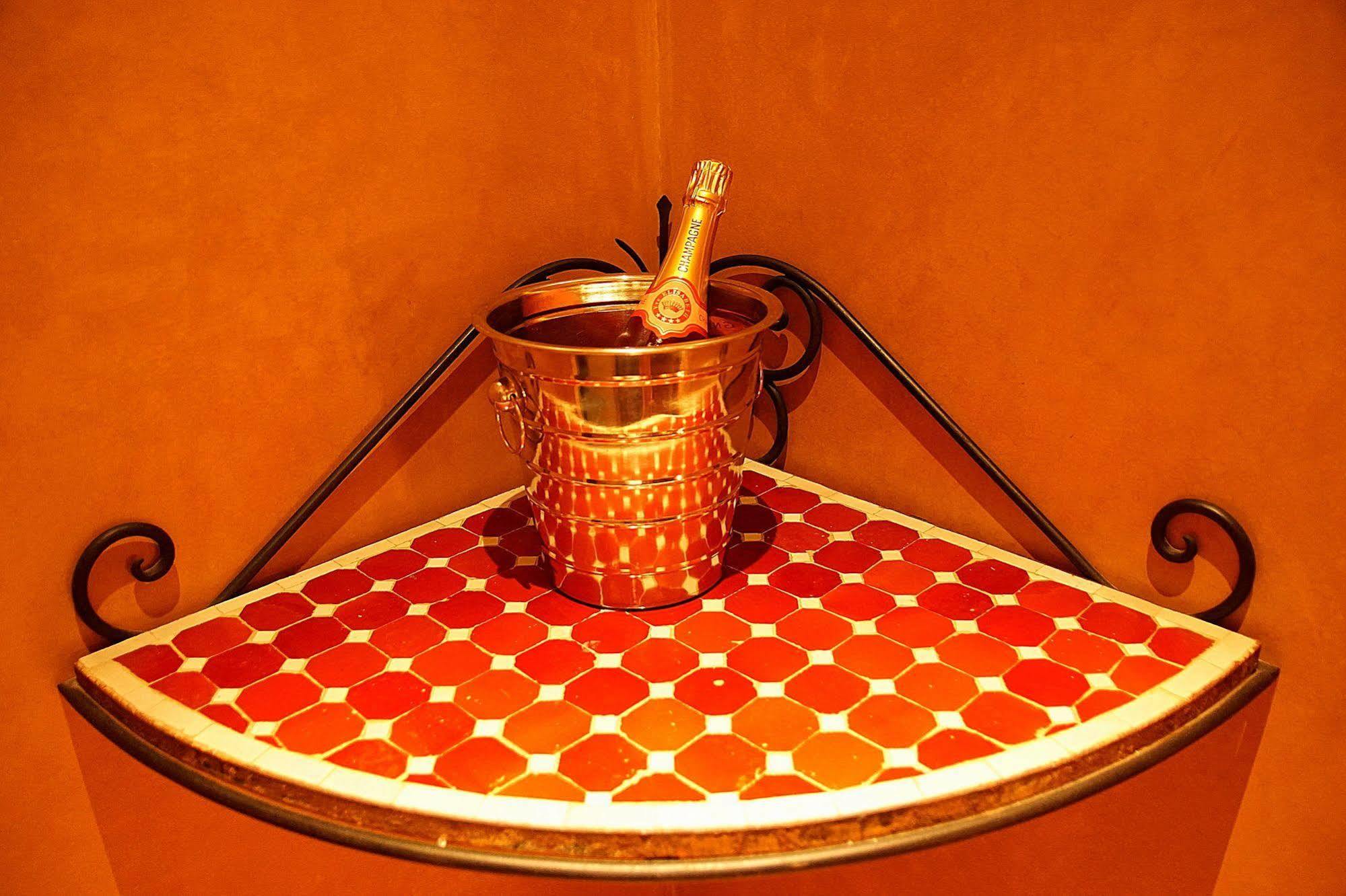 Hotel Riad Liege Bagian luar foto